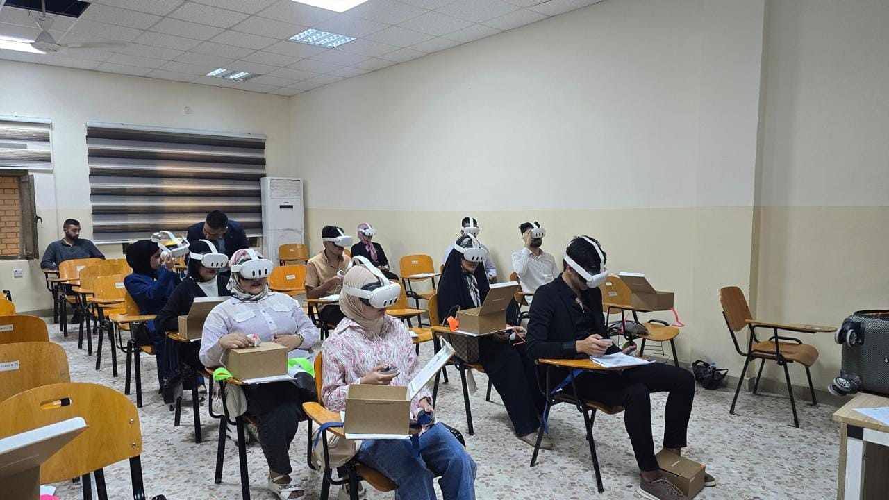 طلبة كلية علوم الحاسوب وتكنولوجيا المعلومات في ورشة تطبيقات الواقع الافتراضي